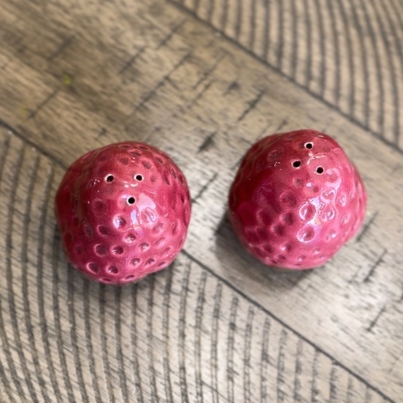 Vintage Strawberry Salt & Pepper shakers - Picture 3 of 4